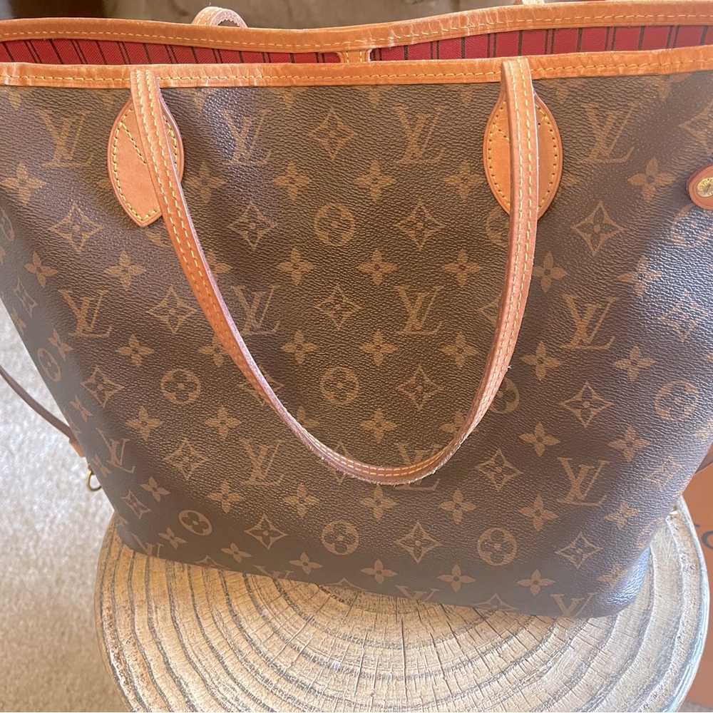 Authentic Louis Vuitton Neverfull MM with shopping bag